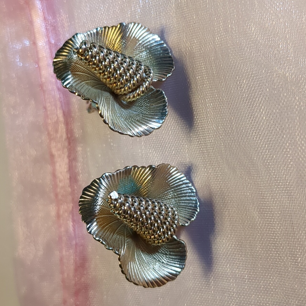 Vintage Goldtone Flower Earrings